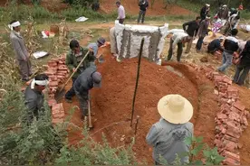 农村俗语：雨打棺十年酸，雨洒坟出贵人，出殡、下葬遇下雨好不好图片
