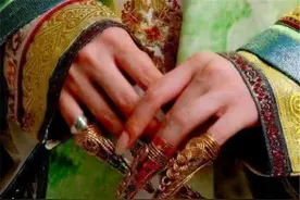 为何清朝妃子要戴长指甲套？除了好看之外，更多的是为了方便皇帝图片