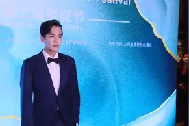张若昀被提名白玉兰，一身宝蓝色西装，满满的男人味图片
