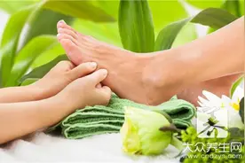 脚趾甲长到肉里，反反复复很痛苦？教你小方法，帮你远离烦恼图片