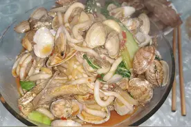 洗花甲时，只放盐就不行，多加这3样，花甲疯狂吐沙，更干净图片