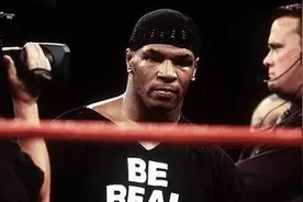 泰森在街头被袭击踢裆！忍无可忍一拳打瞎对手眼睛图片