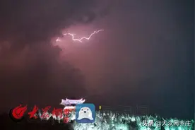 67秒｜枣庄遭雷电天气 摄影师捕捉闪电瞬间图片