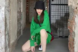 沈梦辰身穿绿色卫衣搭配同色系短裤，时尚运动范儿十足图片