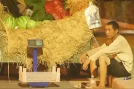 两江评 | 凌晨路灯下的卖瓜父亲为何催人泪下？图片