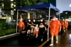 “篷”然心动！深圳龙华这顶“移动帐篷”在风雨中撑起“温暖怀抱”图片