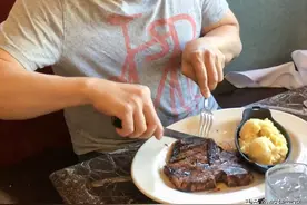 用筷子能吃西餐吗？听听外国网友的回答，他们赞不绝口图片