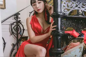 小说：丈夫和妻子一起坐电梯，因妻子太性感吃醋，把她紧紧搂怀里图片