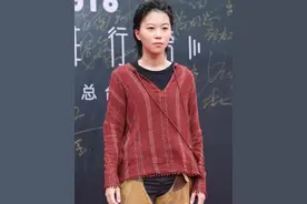 窦靖童太个性，民族上衣搭“开裆裤”，土味造型一般人驾驭不了图片