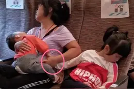 妈妈带俩娃坐高铁，睡觉的样子太心酸，带娃出行该注意些啥？图片