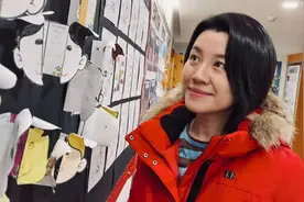 “德华姑姑”晒近照，大红上衣抢镜，朴素装扮仿佛又见剧中姑姑图片