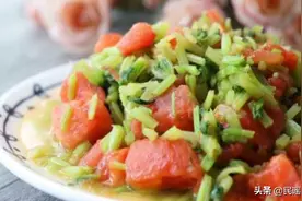 美食推荐：芹菜西红柿、萝卜丝草菇炒粉条、豆腐煲、鲜虾蔬菜条图片
