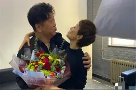 马伊琍与已婚男演员亲密搂抱，动作过于暧昧，引起争议图片