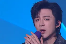 818晚会男星造型：刘宇宁粉底厚，周深眼妆细致，王嘉尔化伤痕妆图片