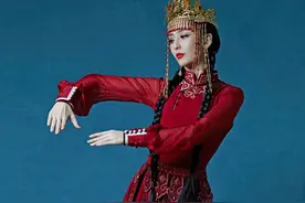 春晚主持佟丽娅：长相太骗人，我从不是一个哭哭啼啼柔弱的小姑娘图片