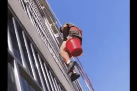 熊孩子高空泼墨，全楼都遭殃！父母的做法让全网点赞图片