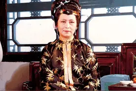 87版红楼梦王夫人庆生，88岁仍肤白貌美，与孙子五官神相似图片