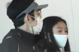 55岁吴君如和女儿逛街像姐妹，14岁女儿身高优越，大长腿吸睛图片