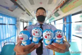 俩司机买500个哆啦A梦装扮车厢，小孩儿不待家里专门来坐车图片