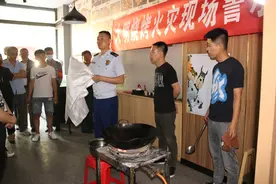 “火上浇油”能灭火吗？开发区消防现场为50余餐饮业工作人员做实验图片