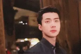 吴世勋印花衬衫搭配夹克，帅气迷人的微笑，可谓秀场最靓丽的风景图片