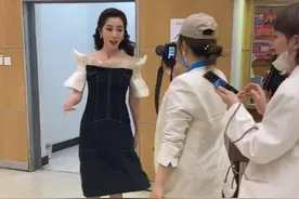 主持人李思思央视后台热舞，卖力扭动秀窈窕身材，身后小朋友看呆图片