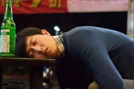 酒后有的人胡话连篇，有的人却倒头就睡？医生：这或许不是好现象图片