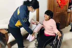 残疾姑娘自力更生，八年坚守真情相伴图片