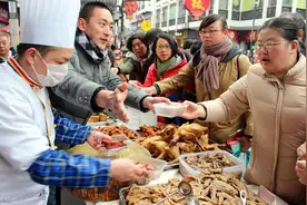 贵州男人开卤菜店，一年狂赚100万，老婆都对他言听计从了图片