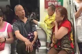 “走开，你个老东西”，5岁孙子指着爷爷骂，妈妈反手一巴掌图片