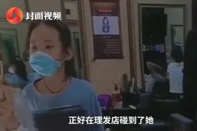 惊不惊喜？小学生理发店巧遇老师，被抽查背诵课文……图片