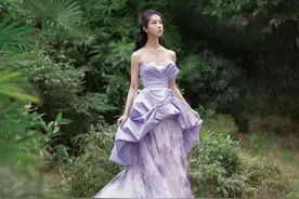 陈都灵的“凡尔赛公主”造型，香芋紫的连衣裙，举手投足尽显风情图片