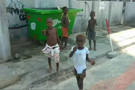 被中国游客“惯坏”的非洲小孩，不给钱就扔石子：中国人快给我钱图片