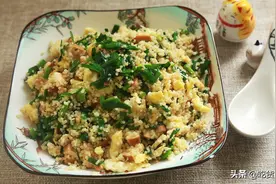 用小米也能做炒饭，让炒饭变得美味健康一些，韭菜香干炒小米饭图片