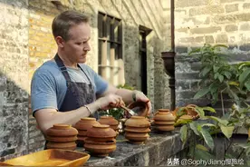 一个中文十级的老外在广州开了一家中餐馆，连下午茶也是中式的图片