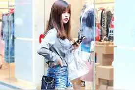 街拍：穿牛津鞋的小美女，别有韵味图片