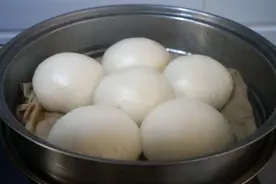 蒸馒头，注意区分冷水上锅和热水上锅，差别挺大，建议先弄明白图片