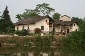 男子盖房和邻居闹脾气，二楼故意加罗马柱，完工后邻居感觉很打脸图片