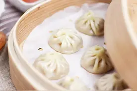 在杭州与宁波之间，隐匿着一座因小吃出名的小城，还曾登上CNN图片
