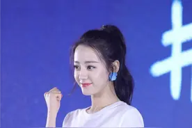 迪丽热巴太会挑衣服了，穿纯白衣服气质甜美，裙摆加朵花有点妖图片