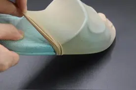 拖鞋上套一只丝袜，这个用途懂的人并不多，邻居见了纷纷学起来图片