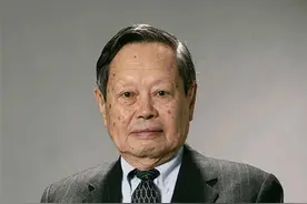 爱因斯坦请杨振宁一聚，两人交谈1.5小时，杨振宁：啥都没学到图片