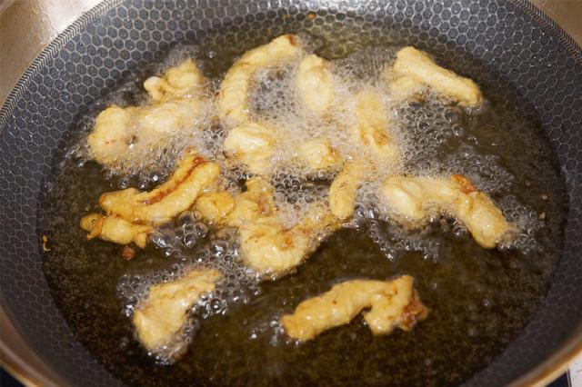 炸小酥肉时，挂糊用淀粉还是面粉，老弄错，难怪在家做的不好吃