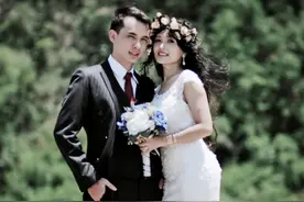 女子嫁小10岁的澳洲男子出国定居，如今打3份工养家称很幸福图片