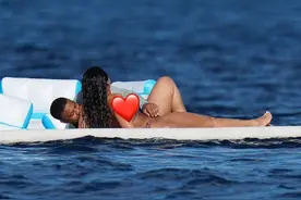 34岁美国男星迈克尔·B·乔丹与女友甜蜜度假图片