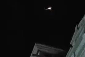 ​凌晨3点！大连夜空出现不明飞行物，持续10多分钟，屁股还带火图片
