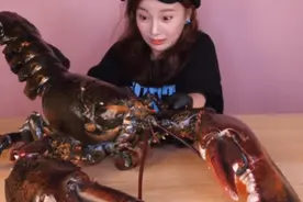 大胃王挑战50斤“龙虾”，掰开后肉却不对劲，网友：吃不起别装图片