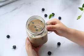 蓝莓脏脏珍珠奶茶，酸酸甜甜就是这个味道！茶味香浓，珍珠软糯图片