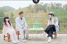 男子买七个仿真娃娃当女儿养，衣服有200套，还会给他们过生日