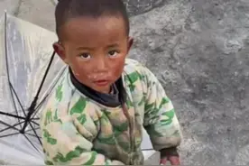 2岁“没妈男孩”，腊月寒冬光脚走路，姑姑：每次想妈妈就来我这图片